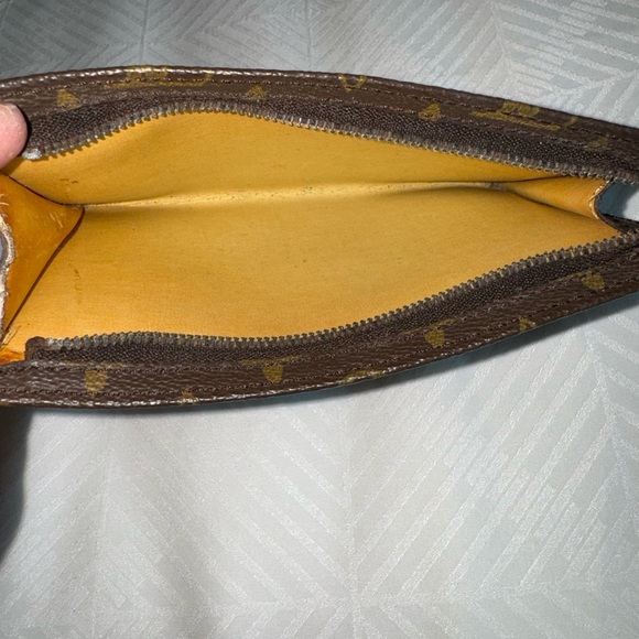 100% Authentic Louis Vuitton Monogram Toiletry Pouch. - Picture 7 of 8